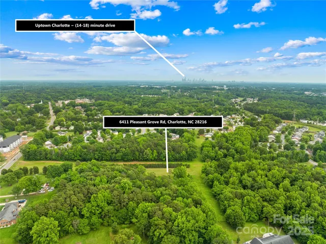 a view of a bunch of lots of green space