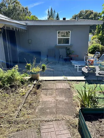 a view of a backyard