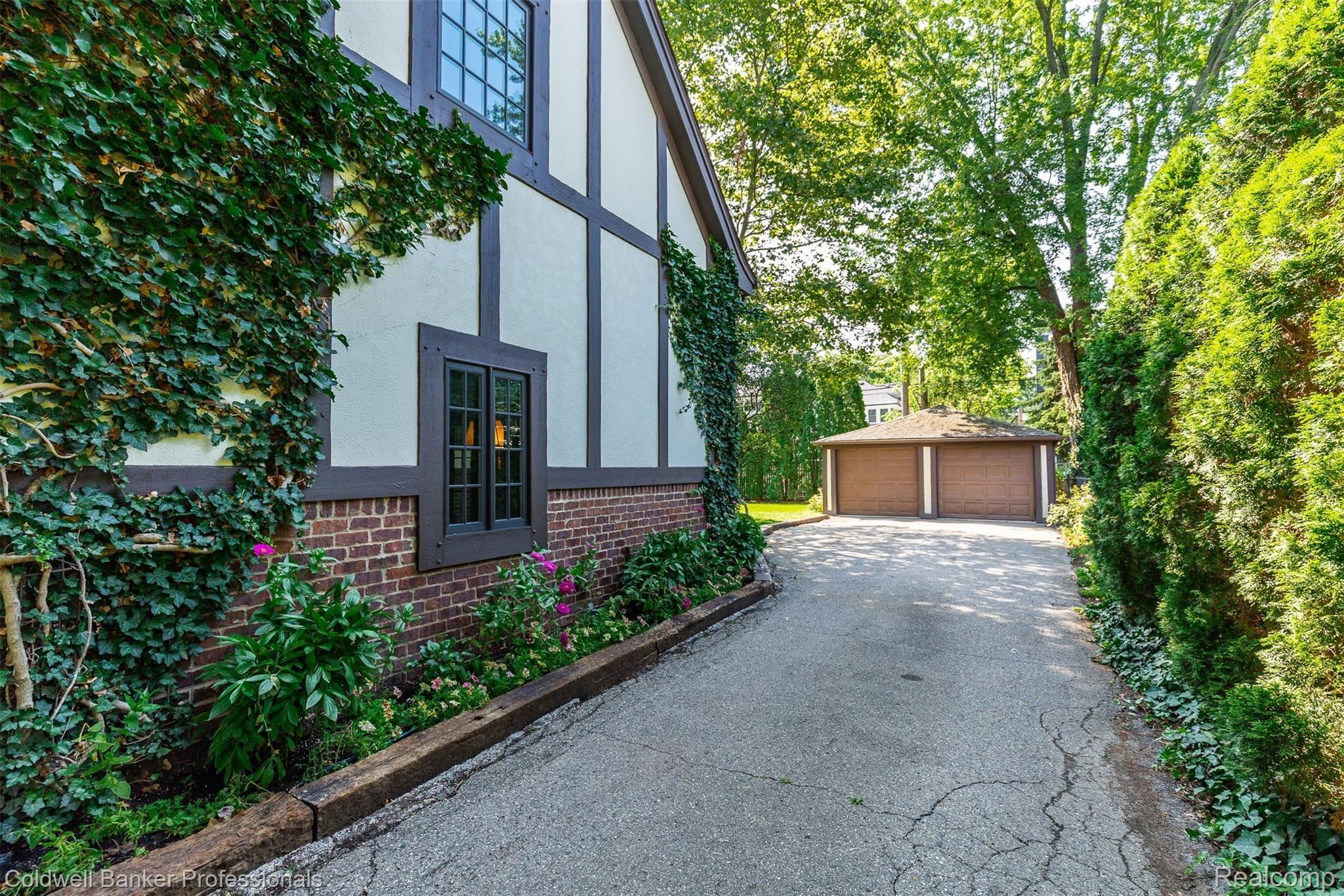 968 Rivenoak Street Birmingham, MI 48009 - Photo 5 of 59 592A3766.jpg