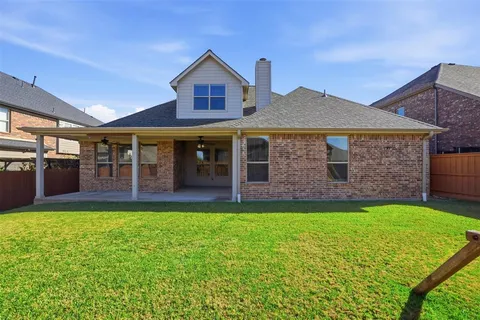 a view of a house with backyard and porch