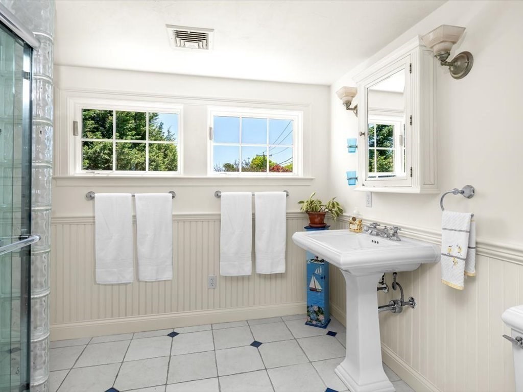 151 Pilgrim Road Weymouth, MA 02191 - Photo 13 of 27