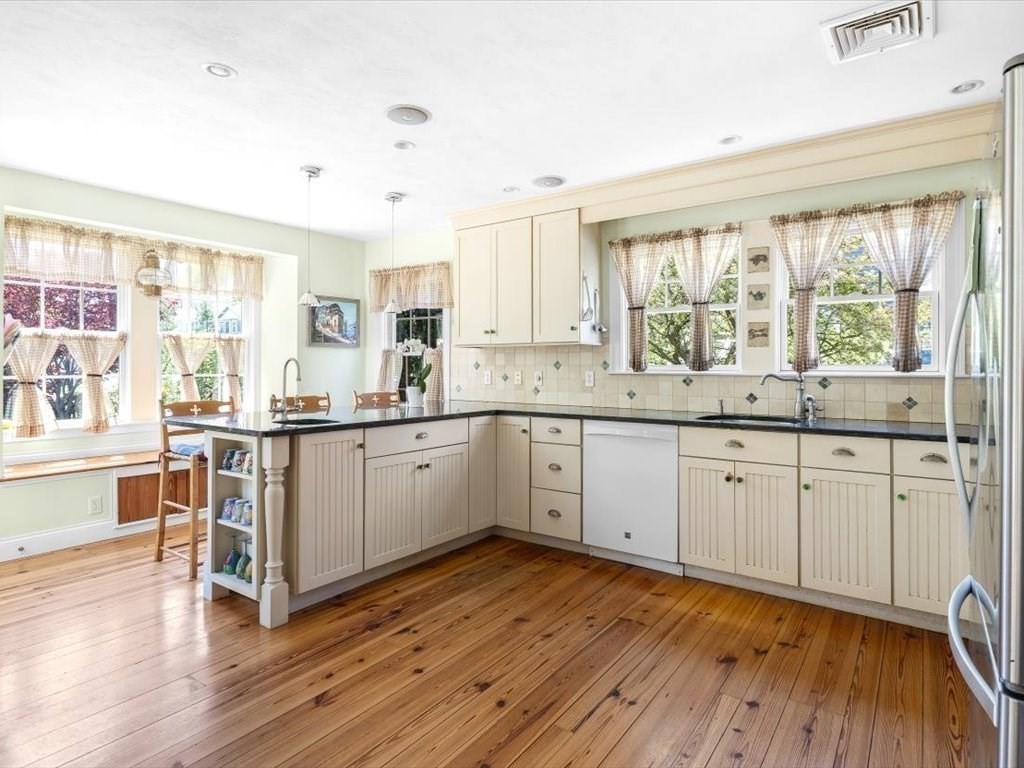151 Pilgrim Road Weymouth, MA 02191 - Photo 3 of 27