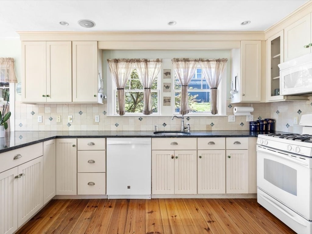 151 Pilgrim Road Weymouth, MA 02191 - Photo 4 of 27