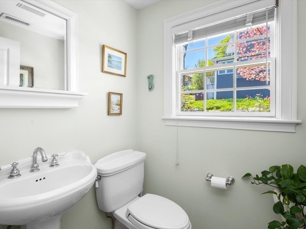 151 Pilgrim Road Weymouth, MA 02191 - Photo 7 of 27