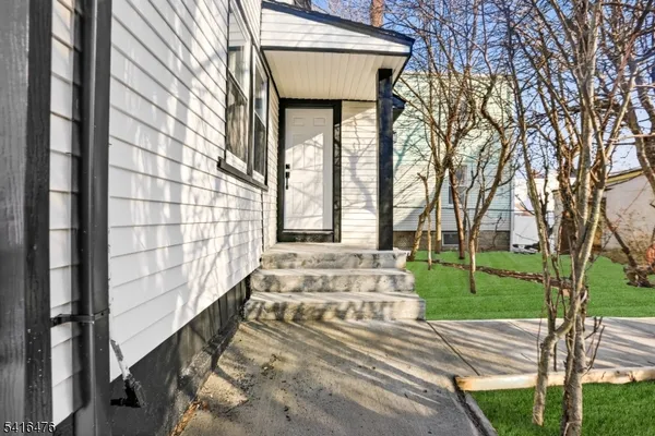 a view of a pathway with a house