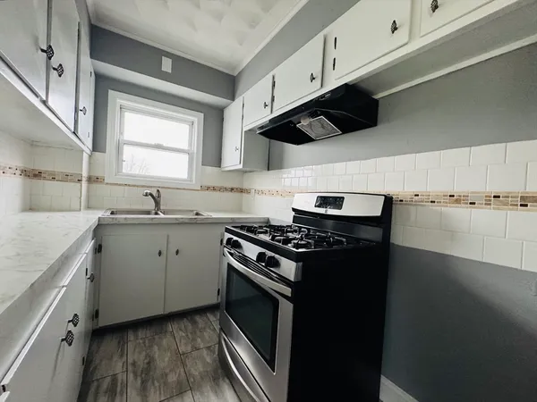 $2,300 | 166 Bradford Avenue, Unit 3, Fall River, MA 02721