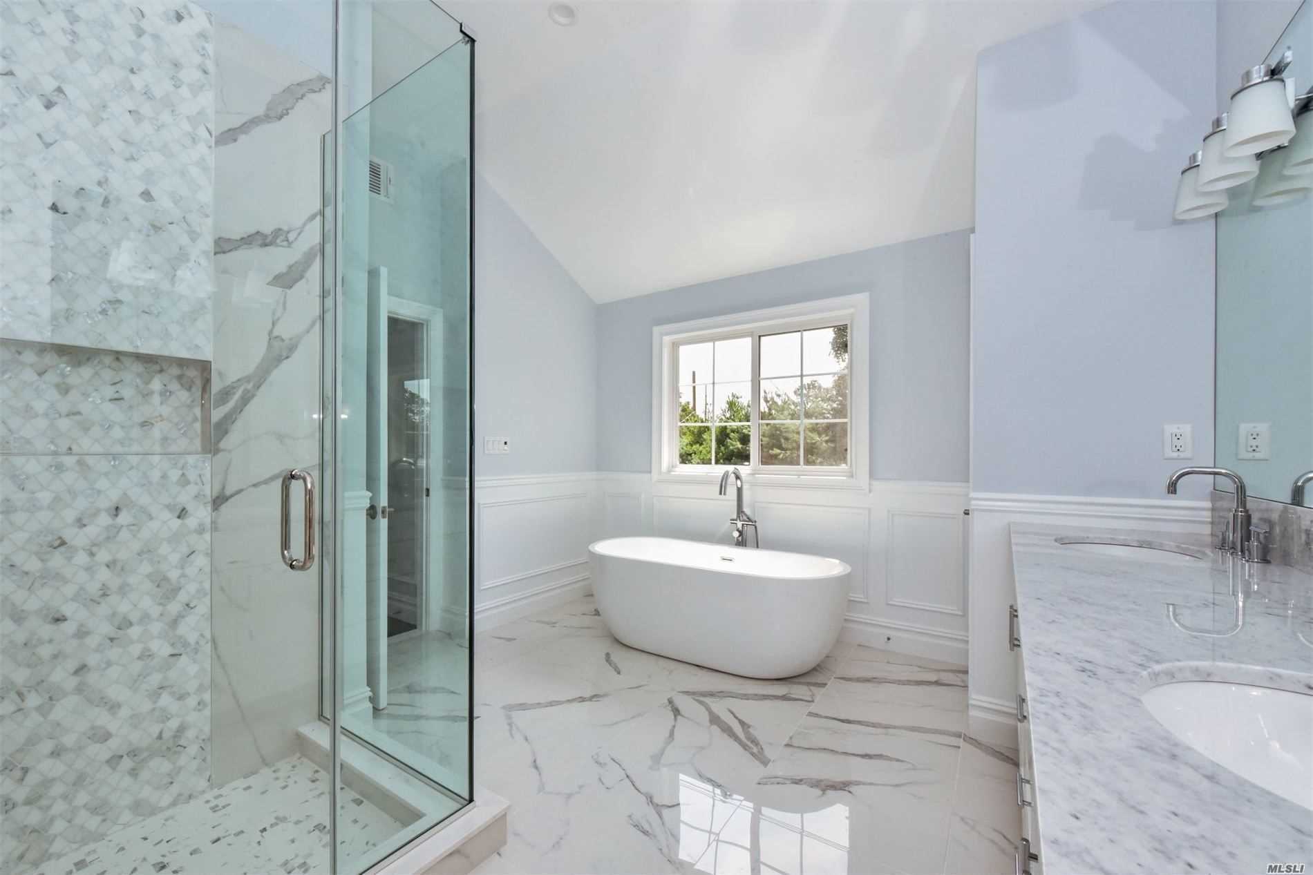 29 Hofstra Drive Plainview, NY 11803 - Photo 14 of 19