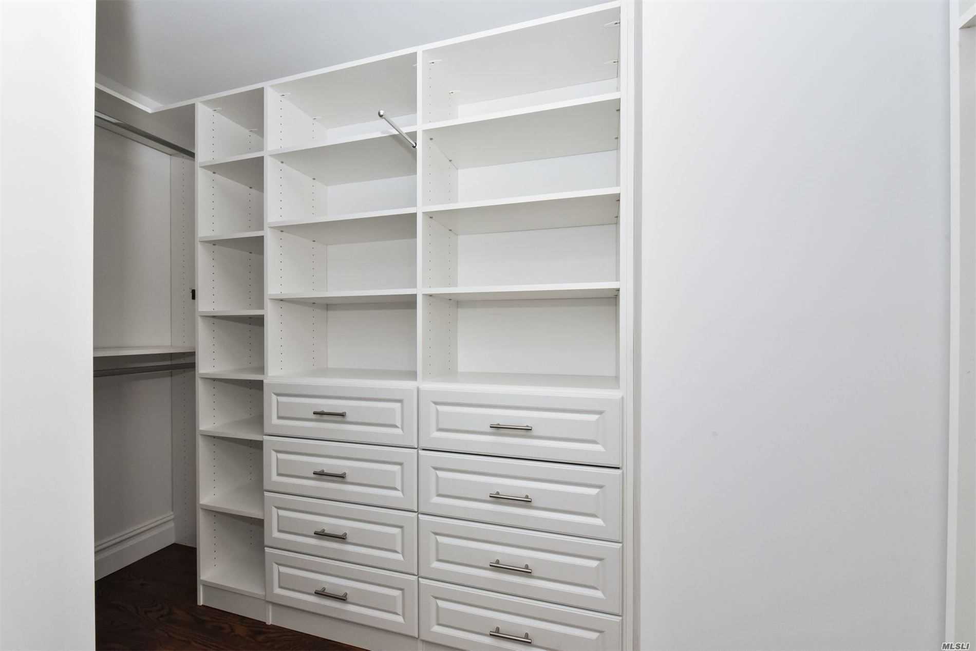 29 Hofstra Drive Plainview, NY 11803 - Photo 17 of 19