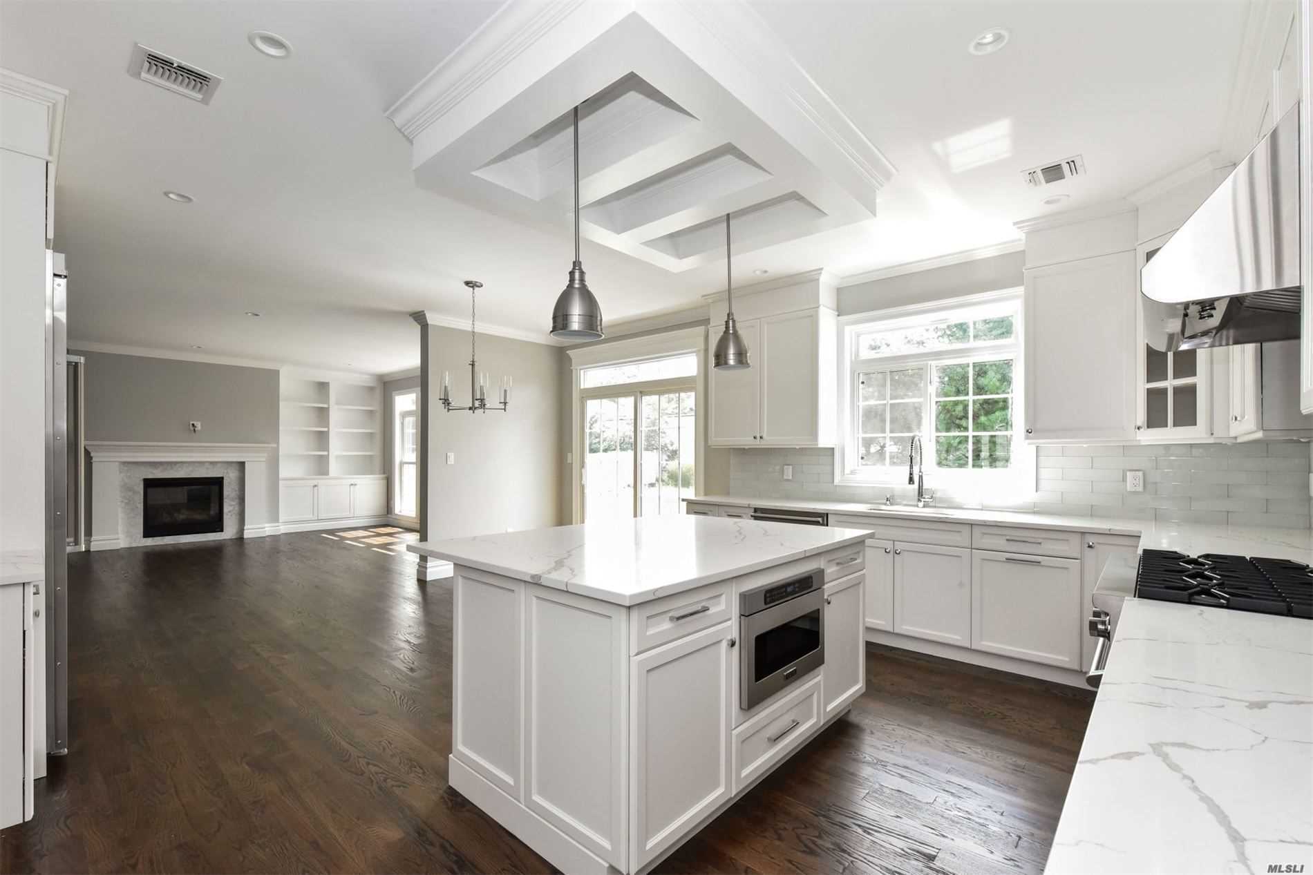 29 Hofstra Drive Plainview, NY 11803 - Photo 4 of 19