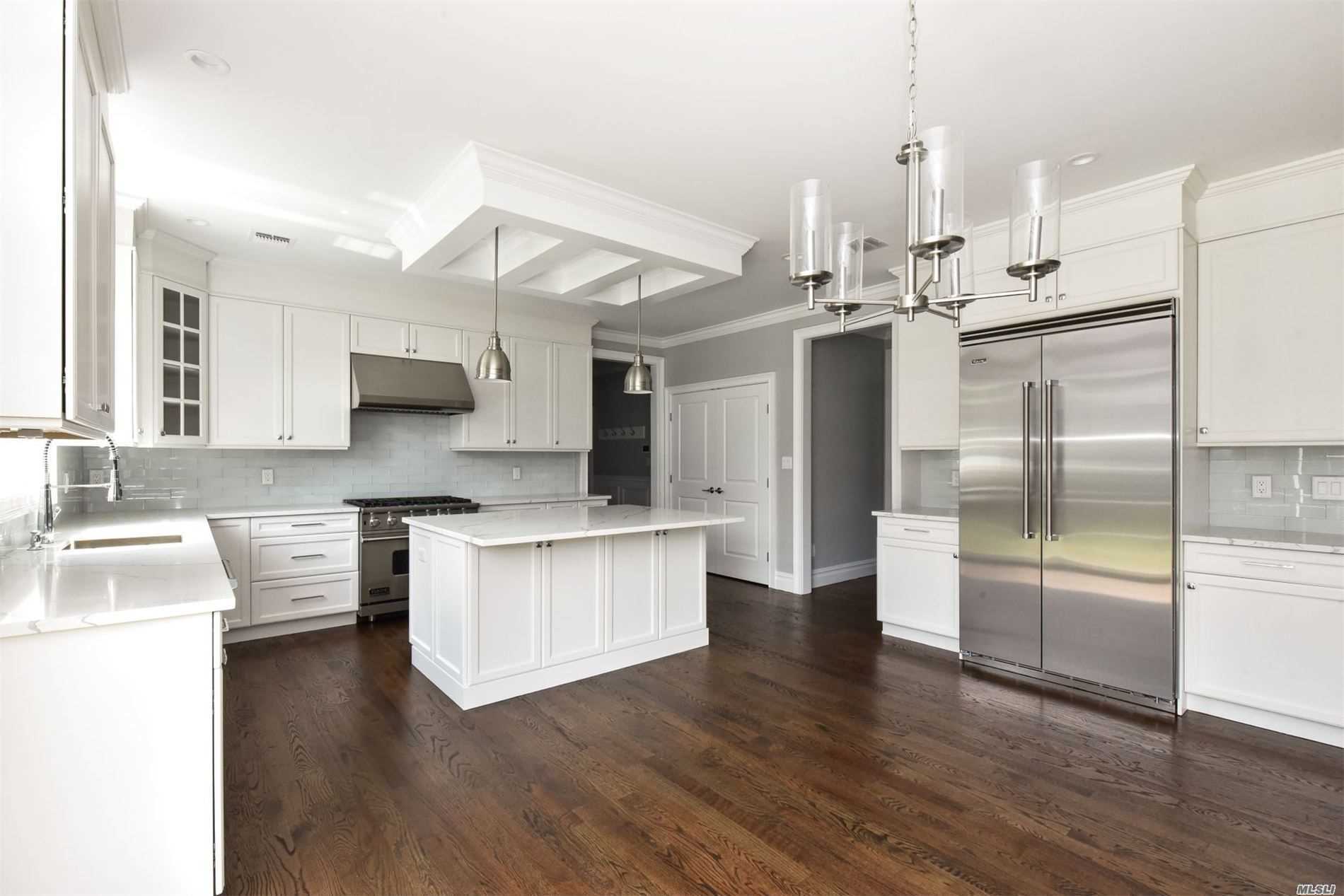 29 Hofstra Drive Plainview, NY 11803 - Photo 5 of 19