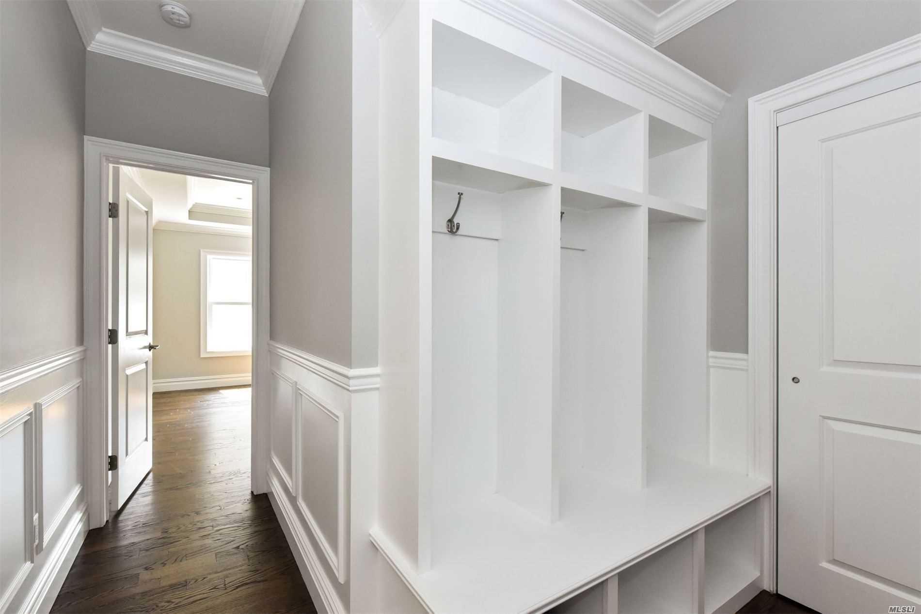 29 Hofstra Drive Plainview, NY 11803 - Photo 9 of 19