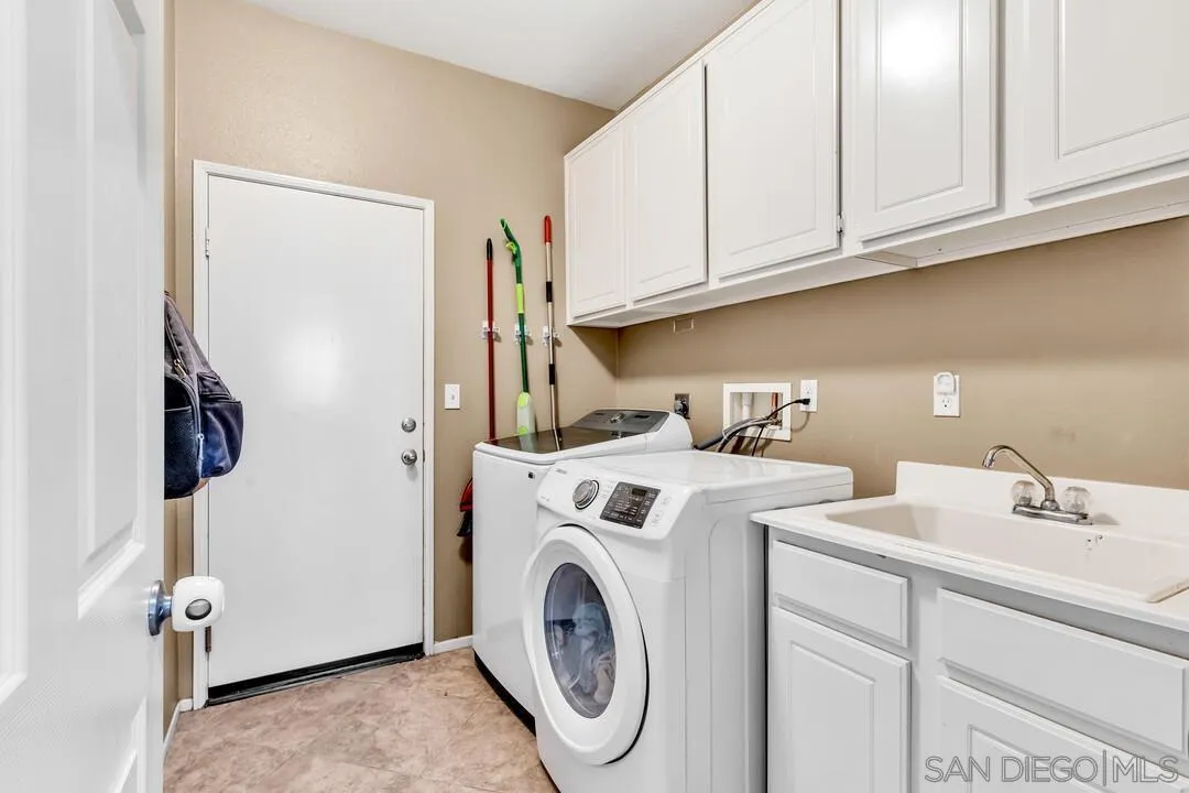 4460 Cloudywing Road Hemet, CA 92545 - Photo 29 of 41 a utility room with dryer and washer