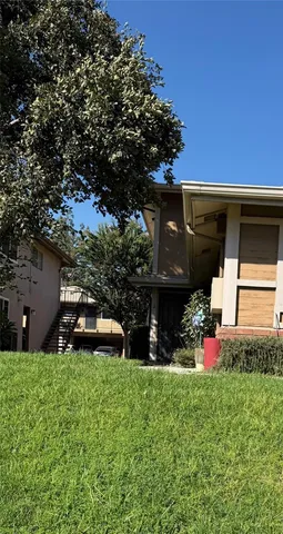 a view of a back yard