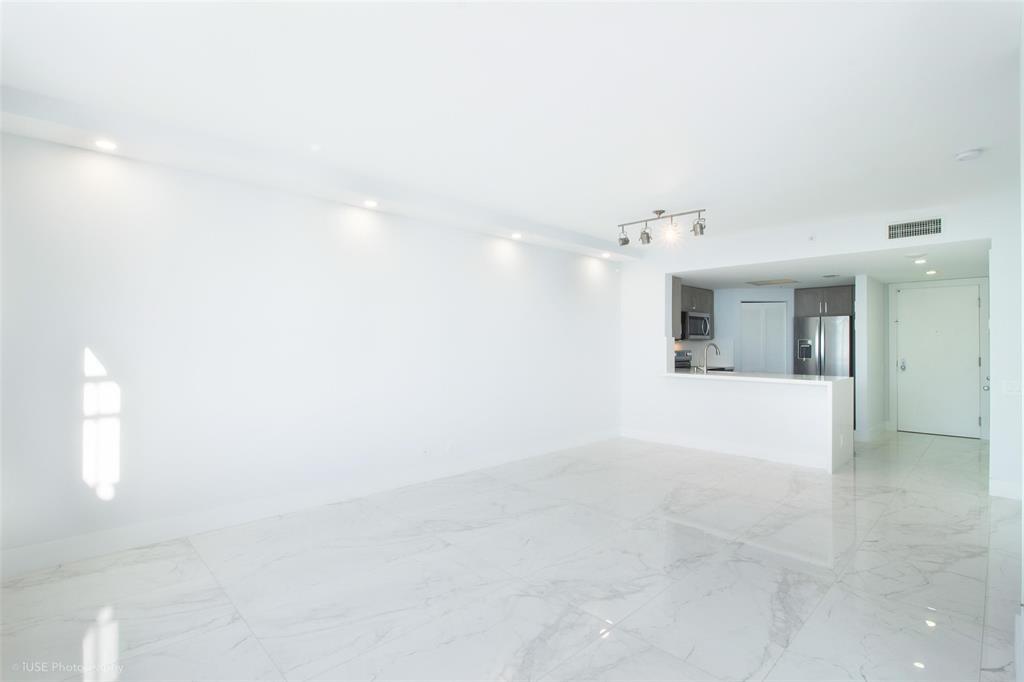 701 Brickell Key Boulevard, Unit 2501 Miami, FL 33131 - Photo 5 of 18