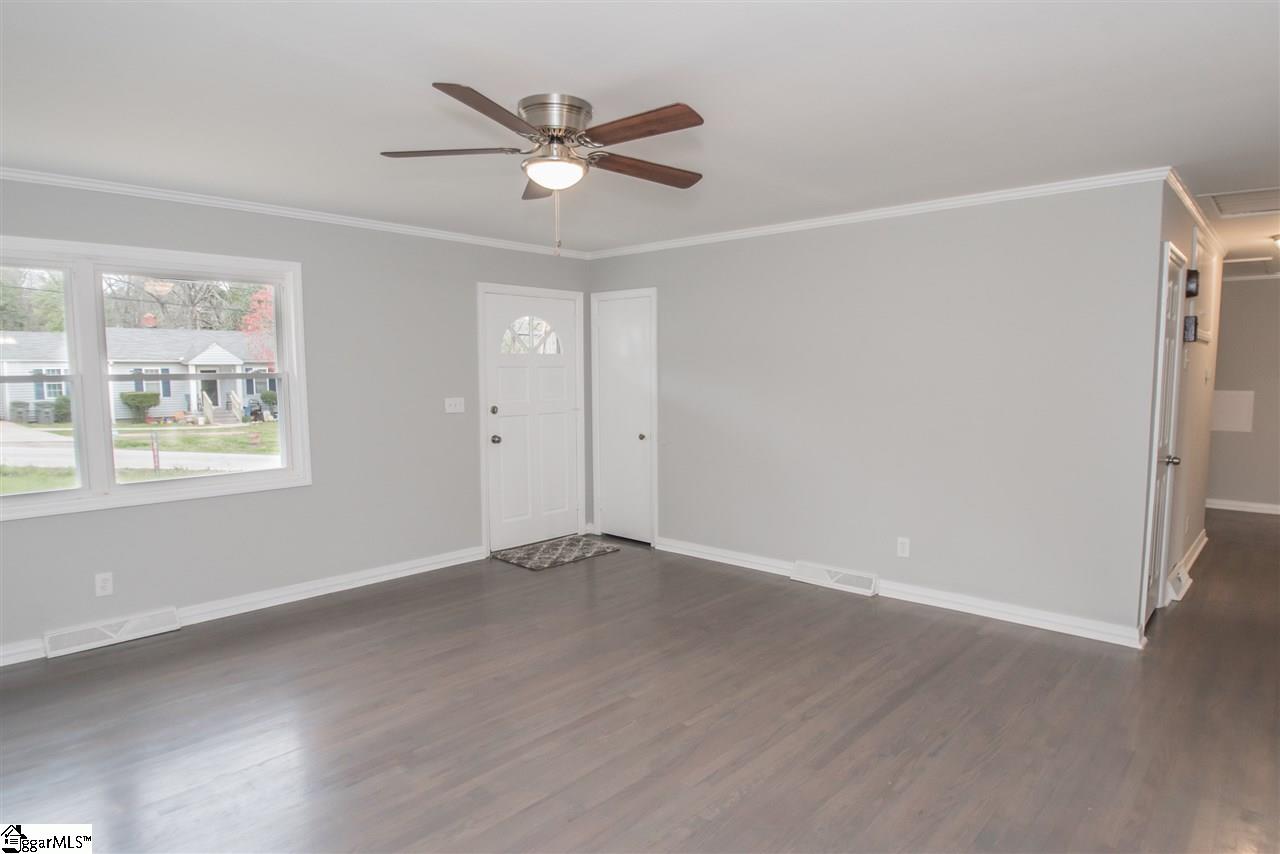 9 Collinson Road Greenville, SC 29605 - Photo 4 of 35 Gallery Image 4