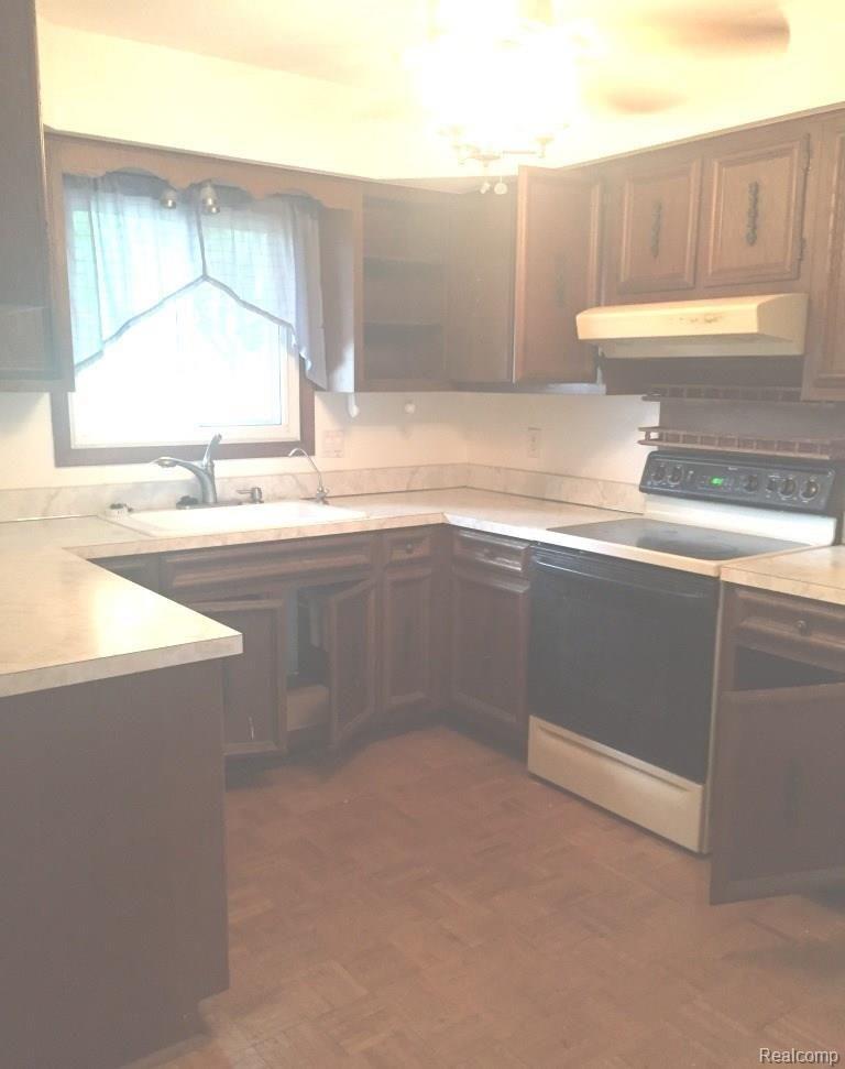 1548 Fieldstone Drive Rochester, MI 48309 - Photo 4 of 11 FIELDSTONE MARKET KITCHEN.jpg
