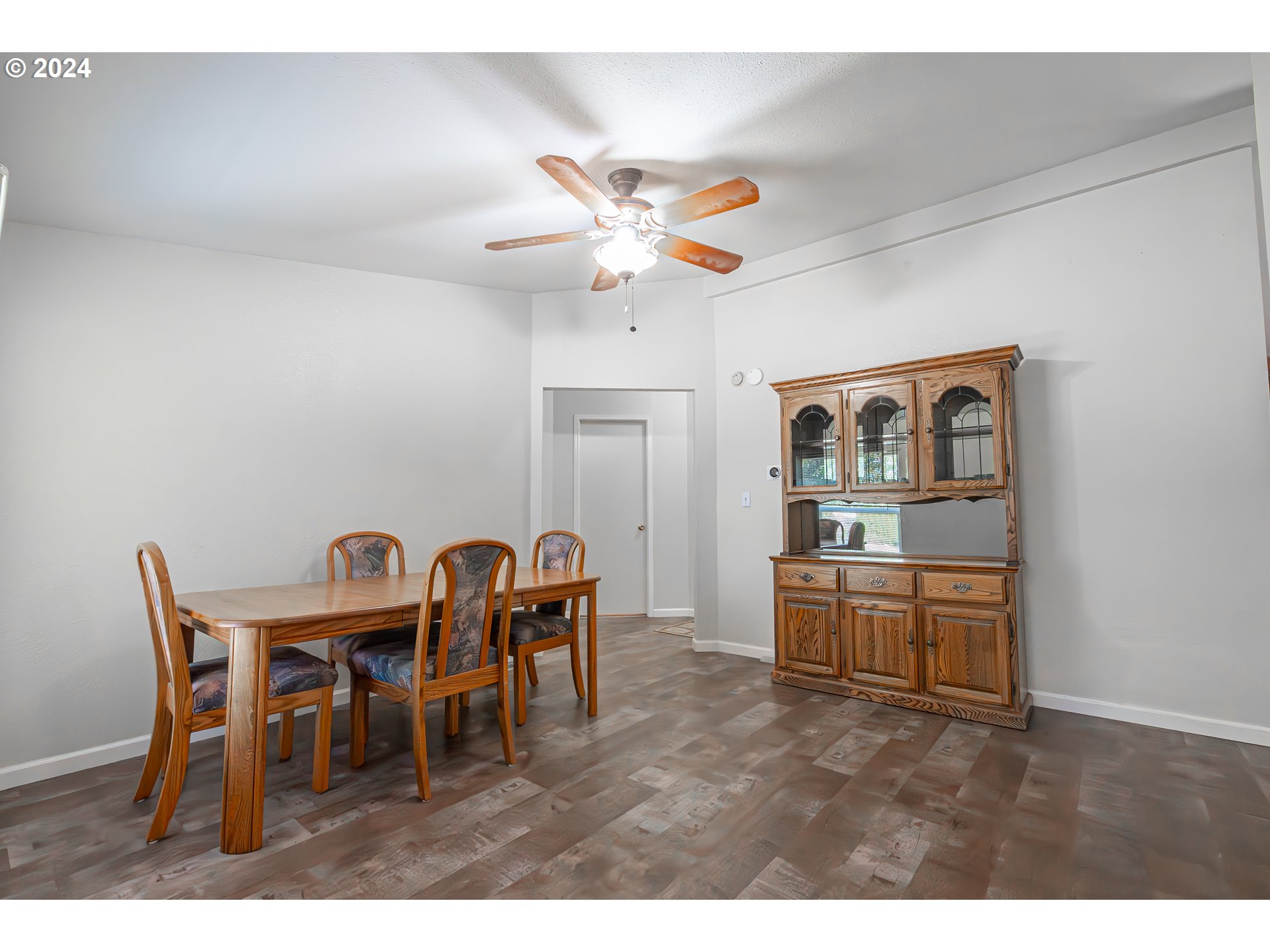 710 North Howe Street Carlton, OR 97111 - Photo 11 of 31 a dining room with furniture and window