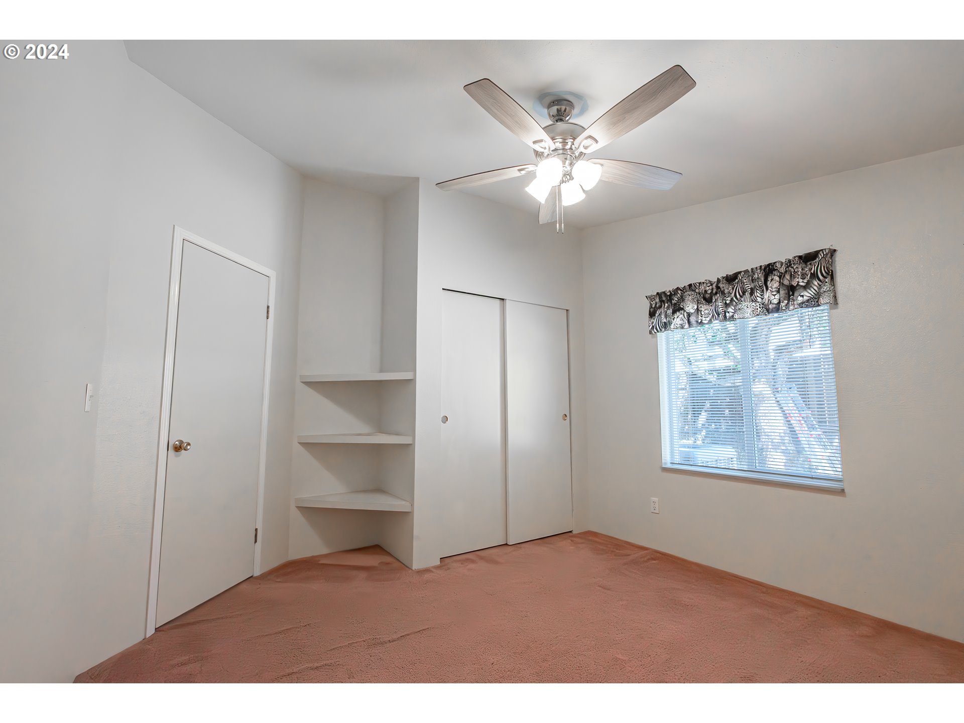 710 North Howe Street Carlton, OR 97111 - Photo 19 of 31 a big room with closet and windows