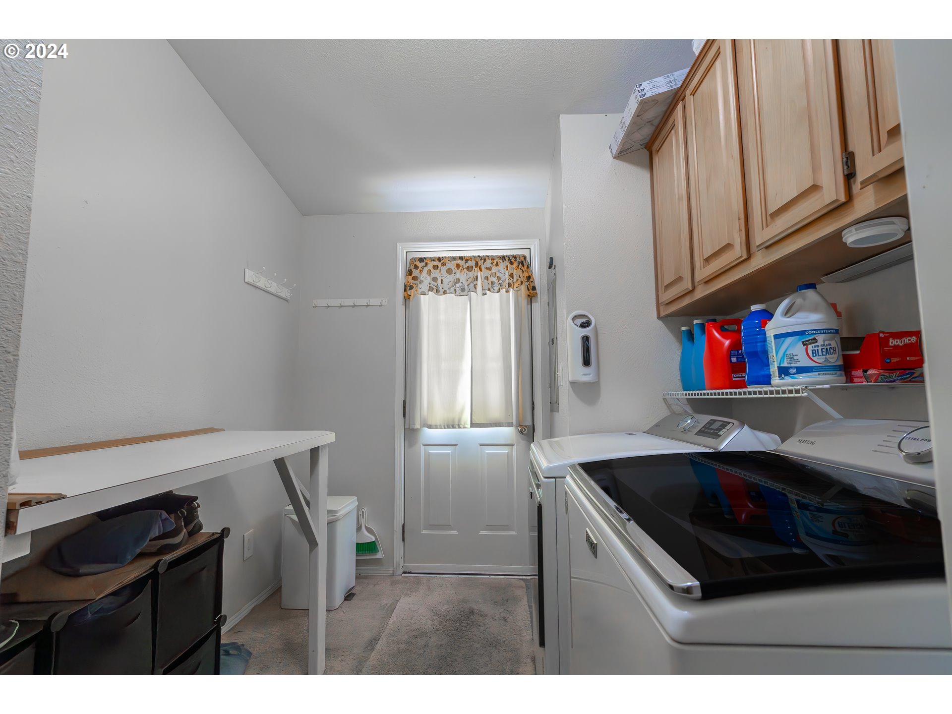 710 North Howe Street Carlton, OR 97111 - Photo 21 of 31 a kitchen with cabinets and a stove