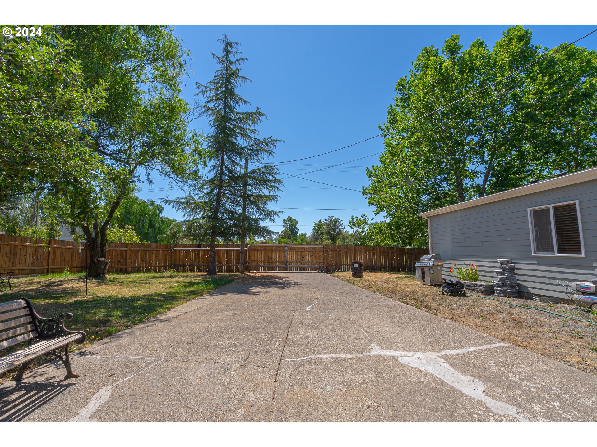 710 North Howe Street Carlton, OR 97111 - Photo 24 of 31 a view of a backyard of the house