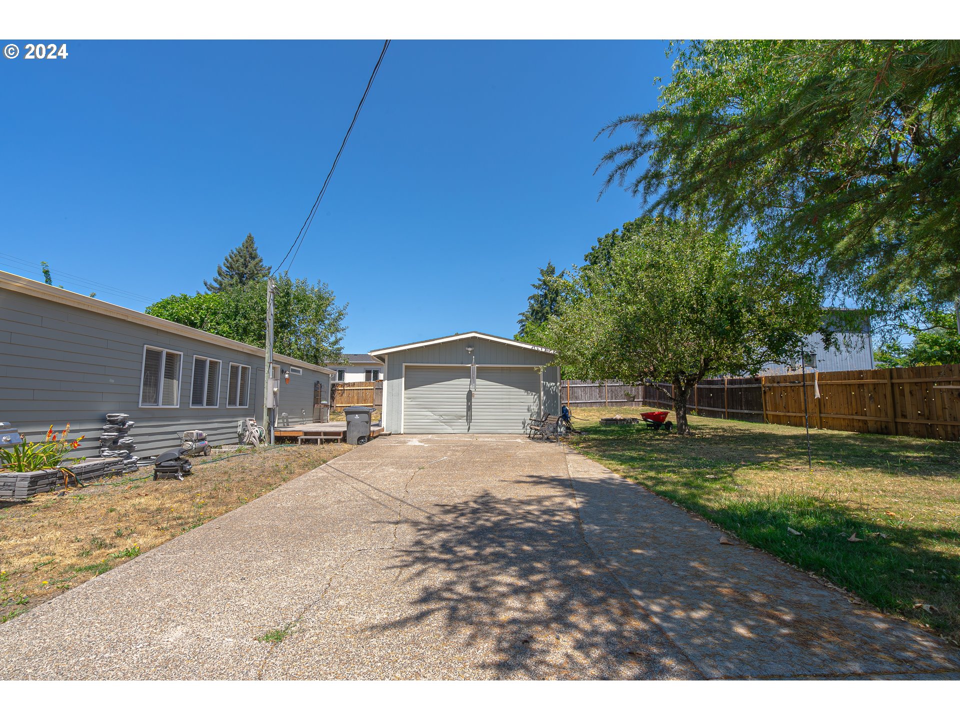 710 North Howe Street Carlton, OR 97111 - Photo 25 of 31 a big yard with palm trees