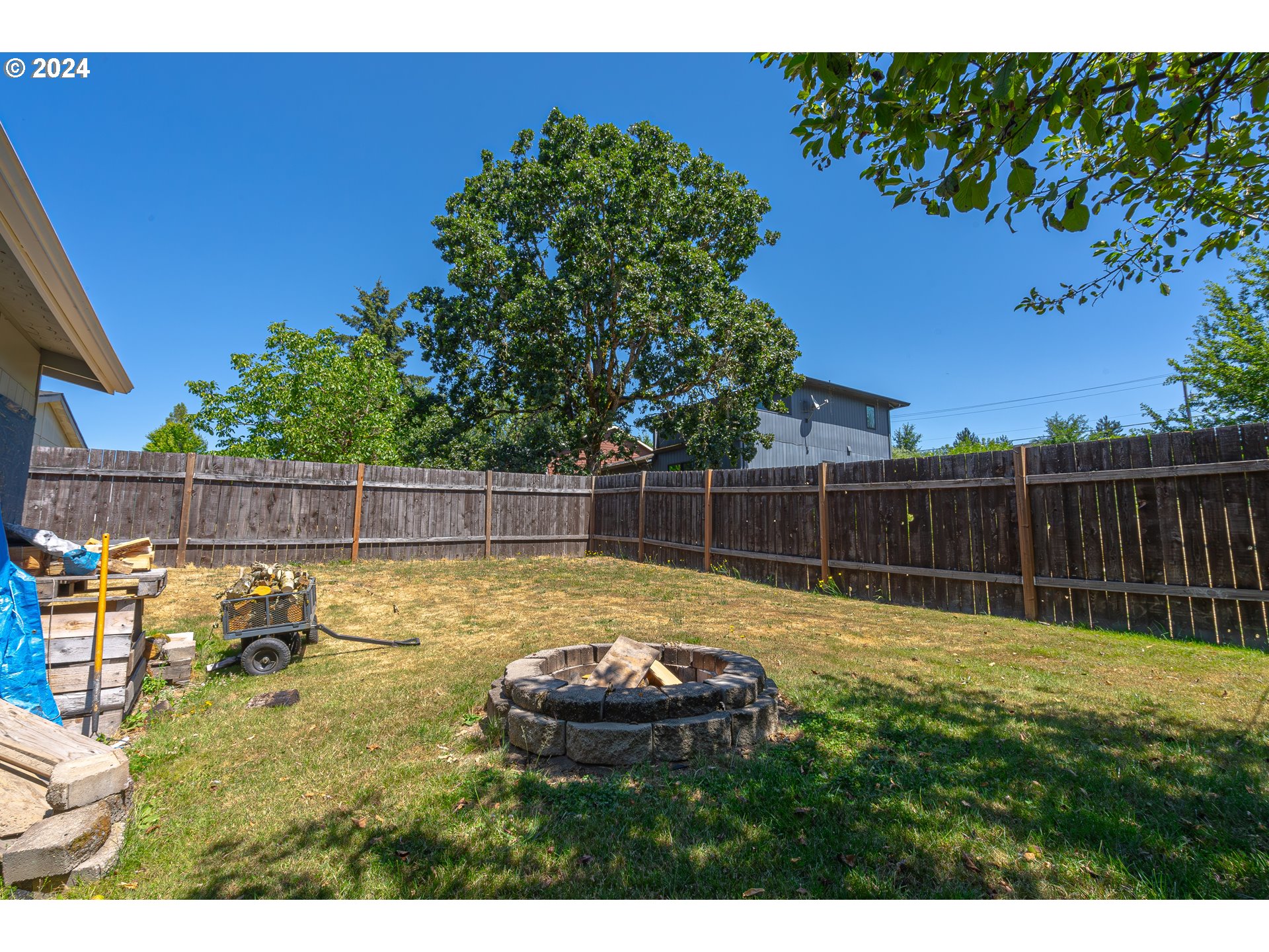 710 North Howe Street Carlton, OR 97111 - Photo 29 of 31 a view of a backyard with swimming pool
