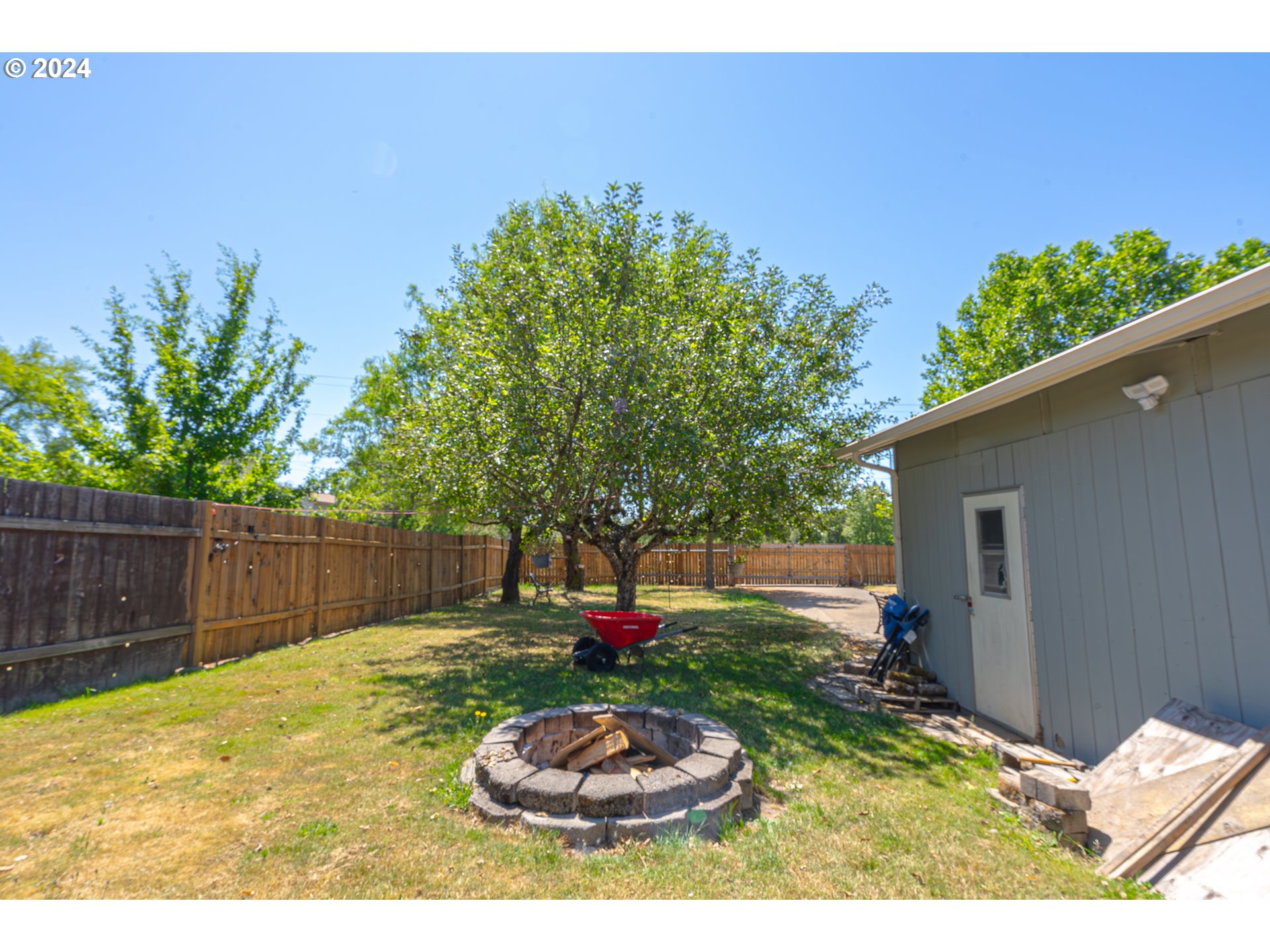 710 North Howe Street Carlton, OR 97111 - Photo 30 of 31 a backyard of a house with a large tree