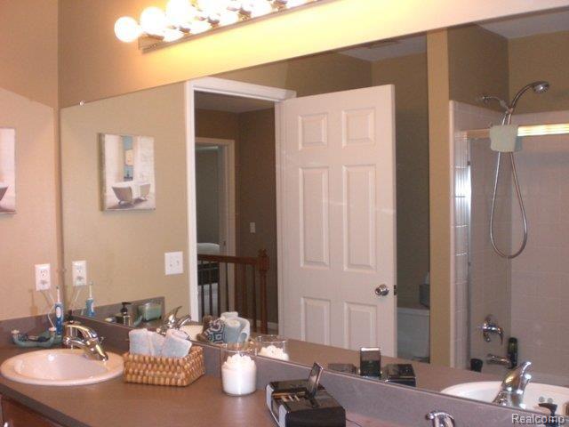 3917 Elk Court Rochester, MI 48306 - Photo 15 of 23 JACK & JILL BATH!