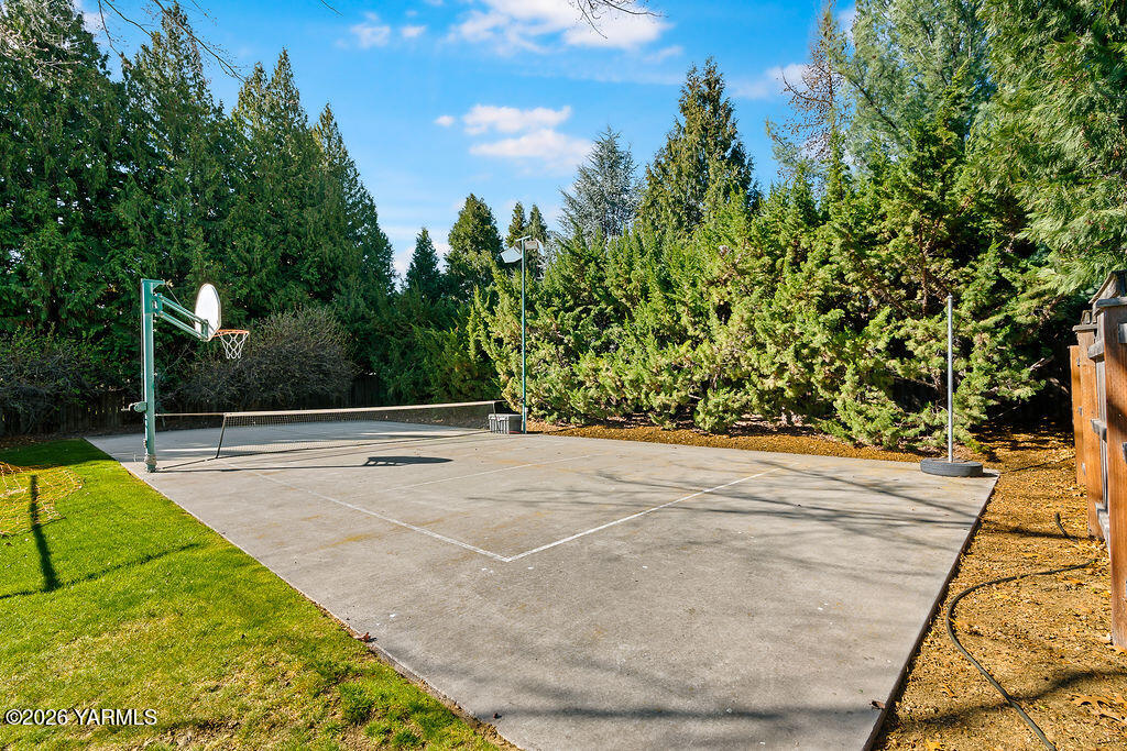 6810 Ravens Gate Way Yakima, WA 98908 - Photo 45 of 49 a view of a backyard