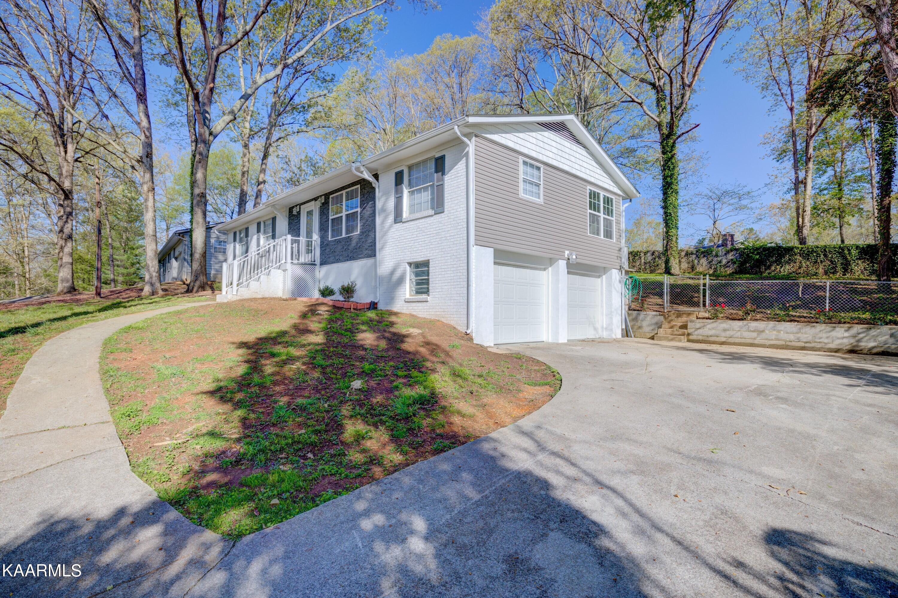 10021 Bluegrass Road Knoxville, TN 37922 - Photo 3 of 23 Side