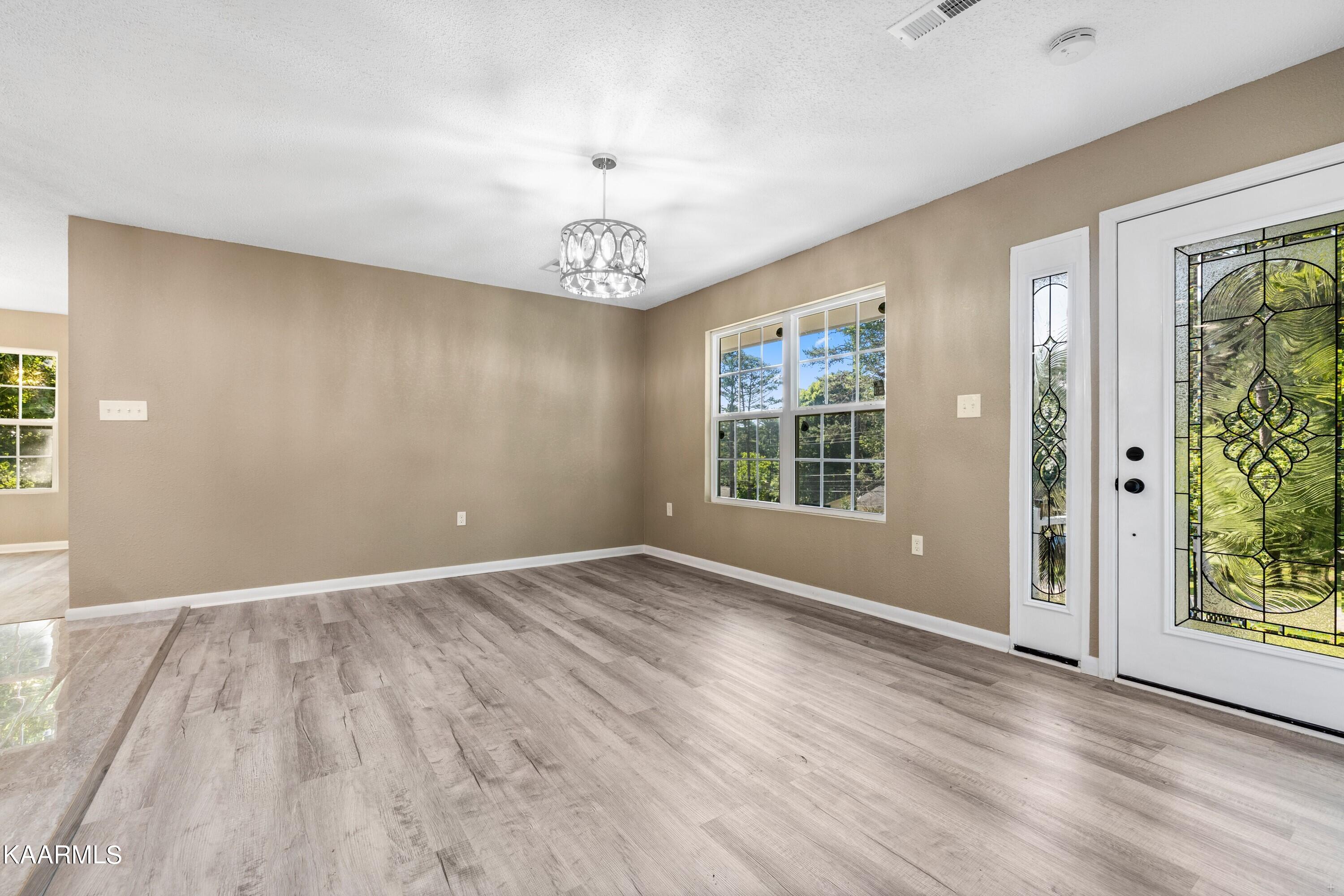 10021 Bluegrass Road Knoxville, TN 37922 - Photo 8 of 23 Living Room
