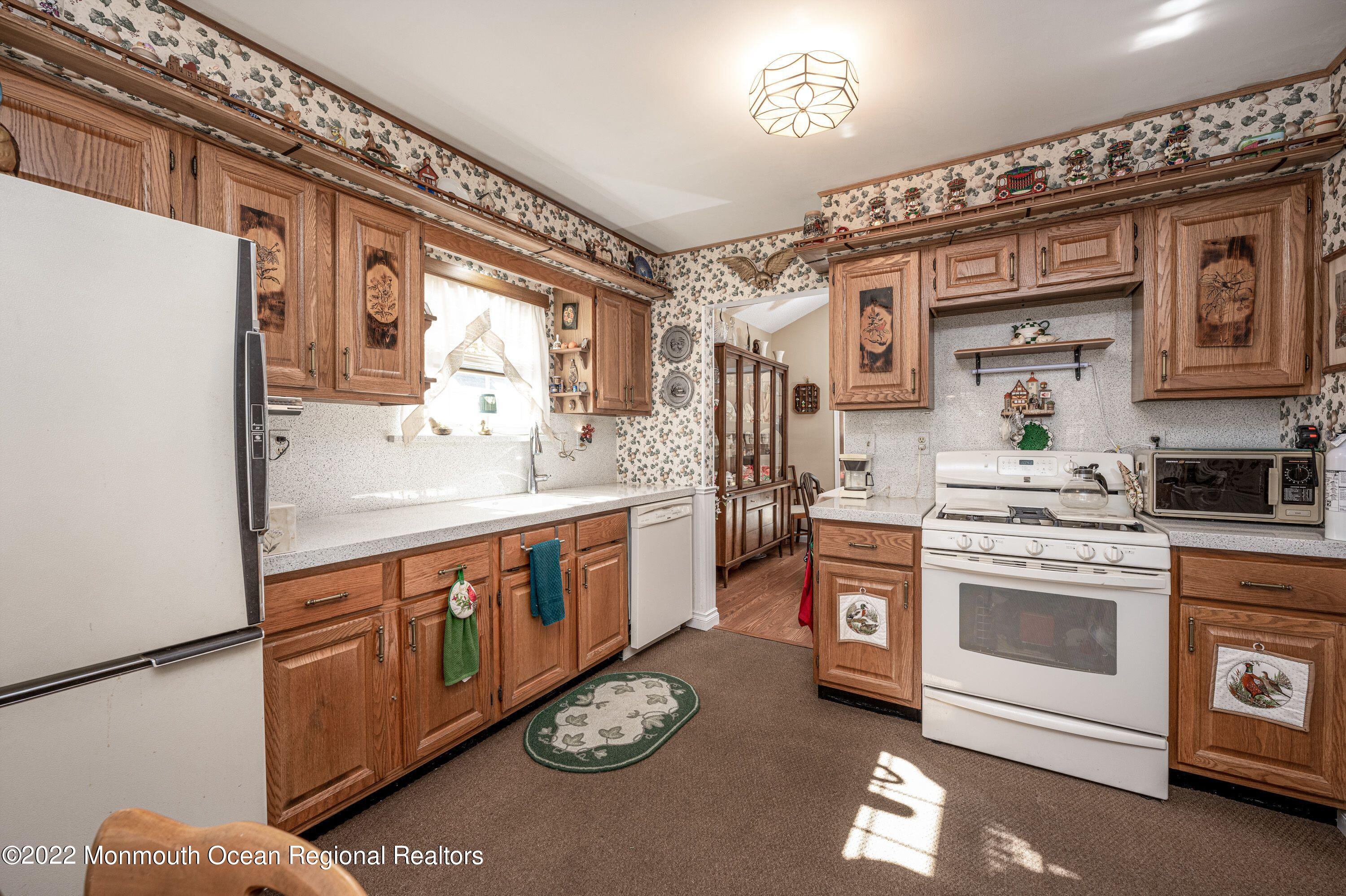 118 Almond Road Freehold, NJ 07728 - Photo 16 of 31 Kitchen