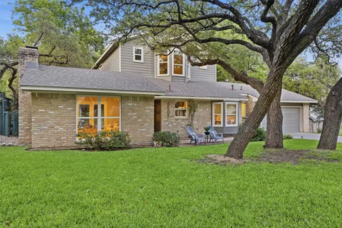 a view of a house with a yard and plants