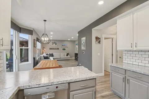 $425,000 | 220 Glenbrook Trail, McHenry, IL 60050