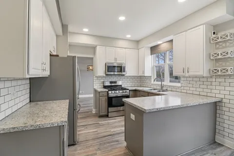 $425,000 | 220 Glenbrook Trail, McHenry, IL 60050