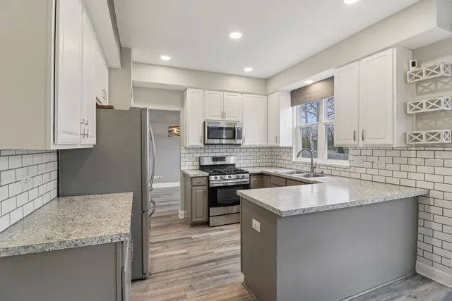 $425,000 | 220 Glenbrook Trail, McHenry, IL 60050