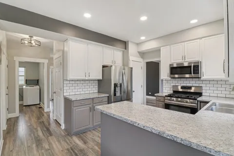 $425,000 | 220 Glenbrook Trail, McHenry, IL 60050