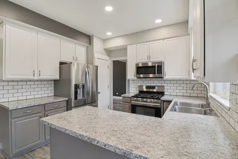 $425,000 | 220 Glenbrook Trail, McHenry, IL 60050