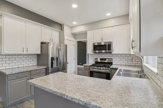 $425,000 | 220 Glenbrook Trail, McHenry, IL 60050