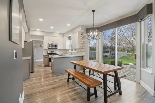 $425,000 | 220 Glenbrook Trail, McHenry, IL 60050