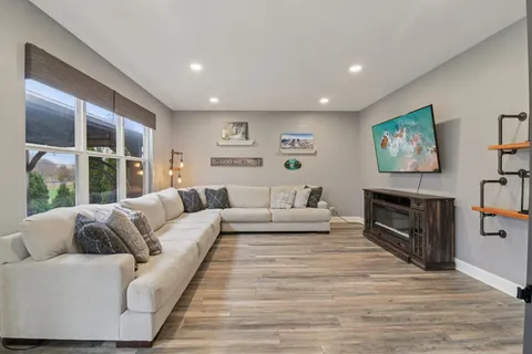 $425,000 | 220 Glenbrook Trail, McHenry, IL 60050