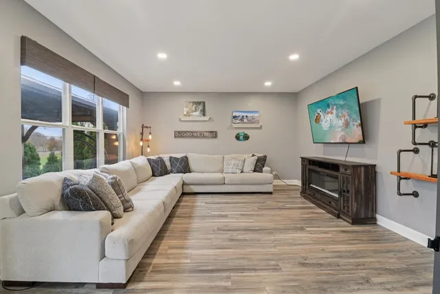 $425,000 | 220 Glenbrook Trail, McHenry, IL 60050