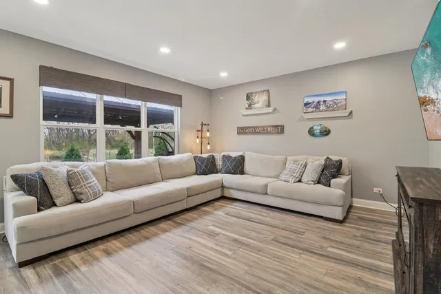 $425,000 | 220 Glenbrook Trail, McHenry, IL 60050