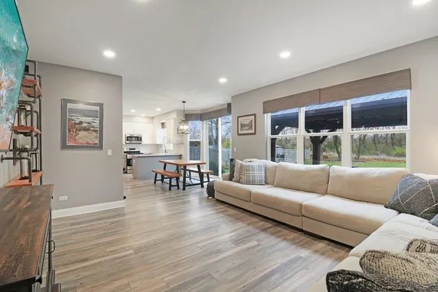 $425,000 | 220 Glenbrook Trail, McHenry, IL 60050