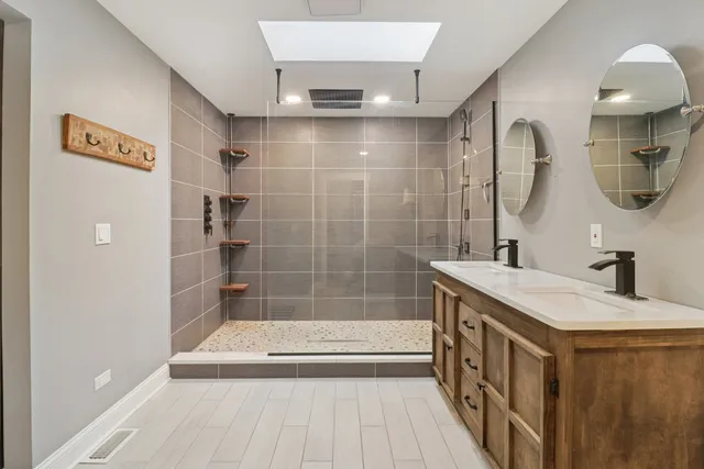 $425,000 | 220 Glenbrook Trail, McHenry, IL 60050