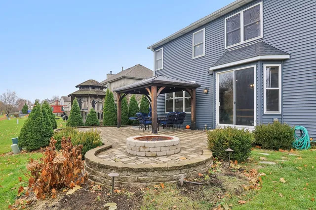 $425,000 | 220 Glenbrook Trail, McHenry, IL 60050