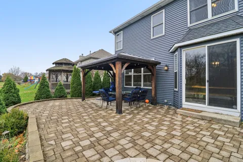$425,000 | 220 Glenbrook Trail, McHenry, IL 60050