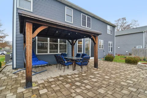 $425,000 | 220 Glenbrook Trail, McHenry, IL 60050