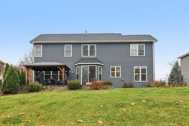 $425,000 | 220 Glenbrook Trail, McHenry, IL 60050