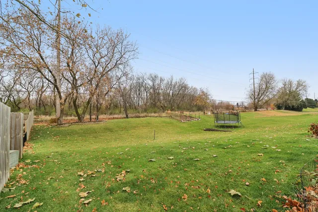 $425,000 | 220 Glenbrook Trail, McHenry, IL 60050
